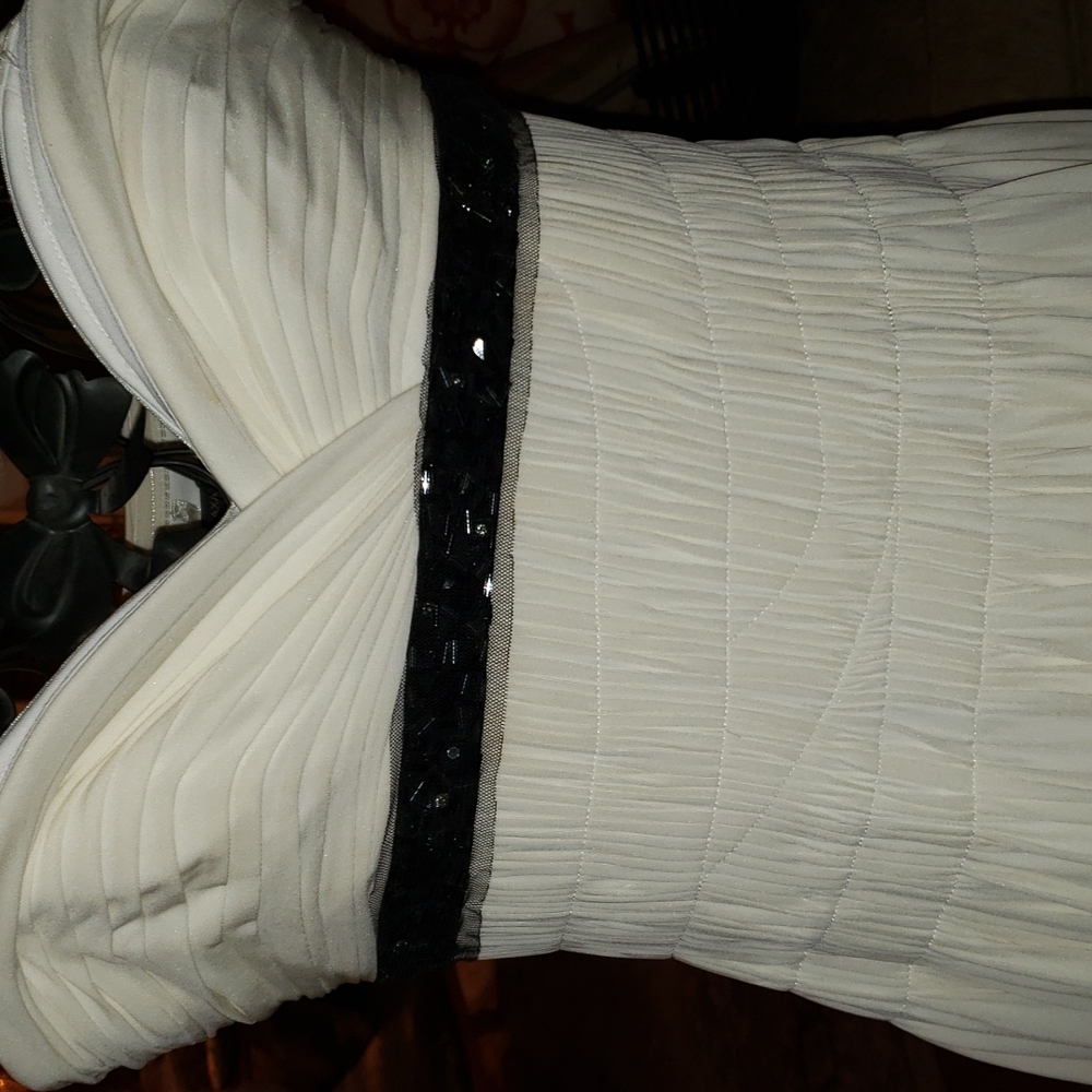 BCBG MAXAZRIA MINI STRAPLESS DRESS. - Picture 4 of 4